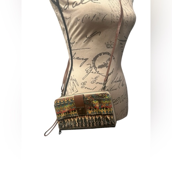 Sakroots Handbags - Sakroots Large Smartphone Crossbody.‎  EUC.